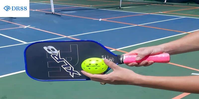 Nắm vững tư thế đứng, cầm bóng là cách chơi Pickleball hiệu quả